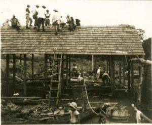 Migrantes japoneses construyendo una casa