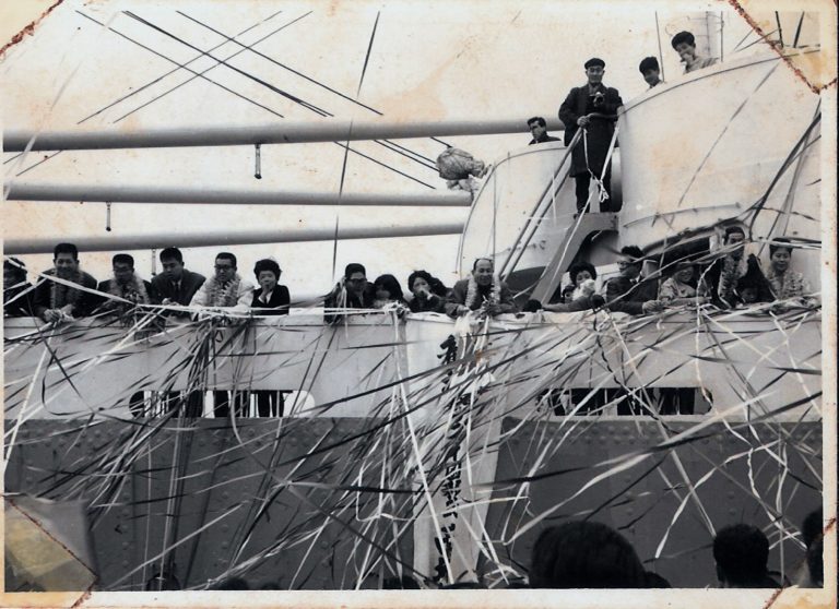 Foto antigua de pasajeros sobre un barco