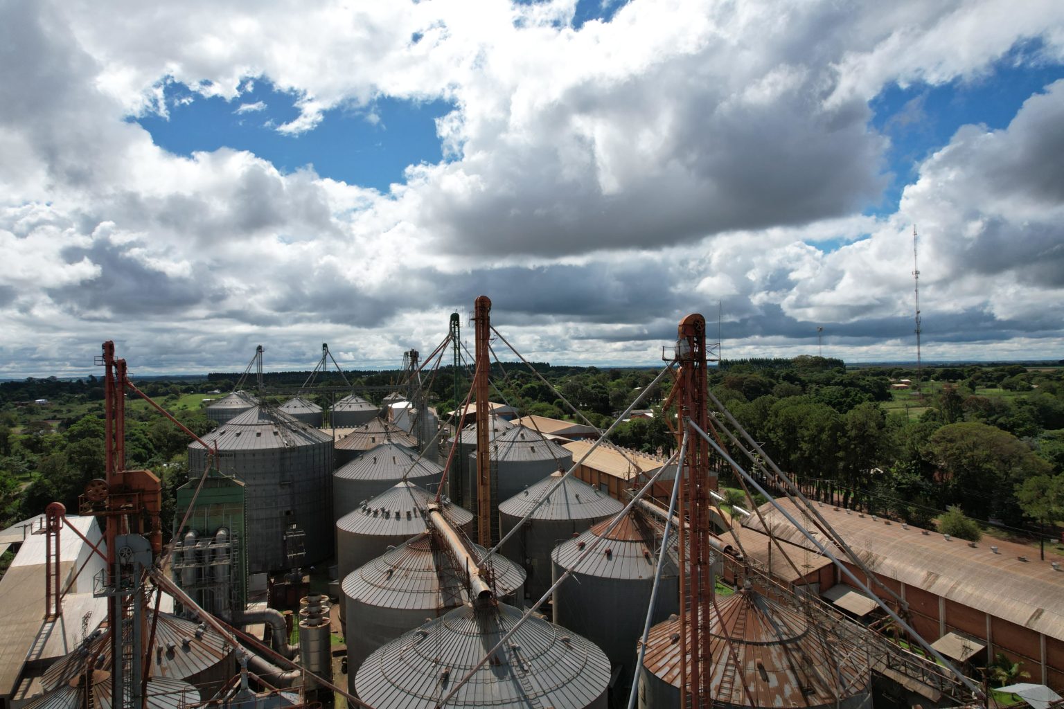 Foto de arriba del silo de granos