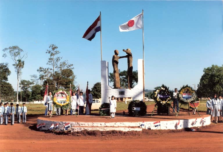 Foto antigua de un monumento a los fundadores de yguazu