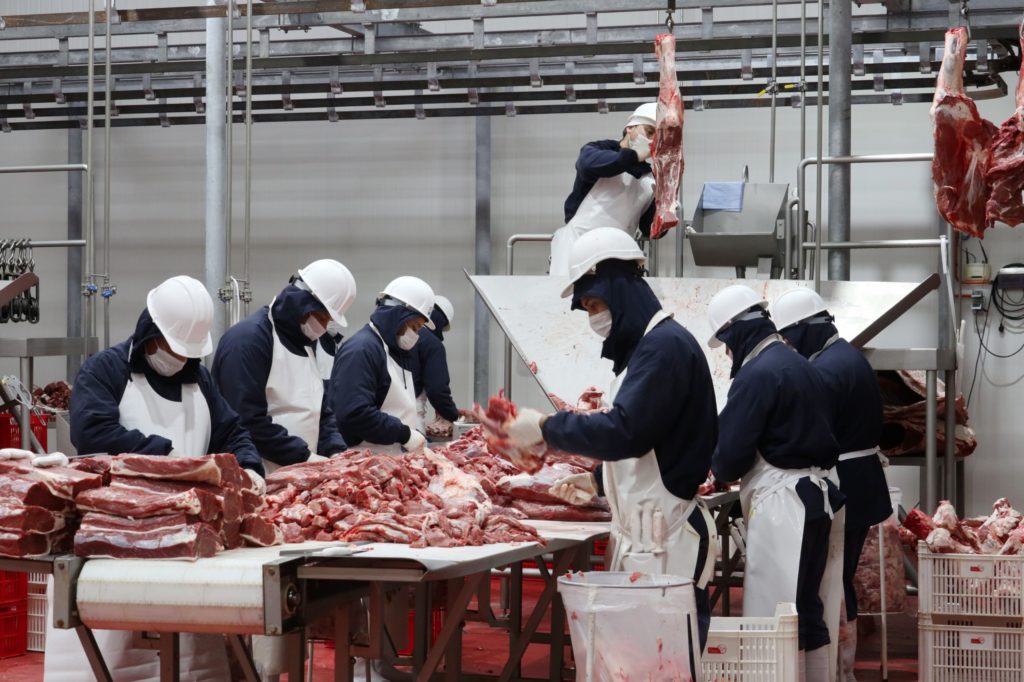 Cortes de carne hecho por trabajadores del frigorifico